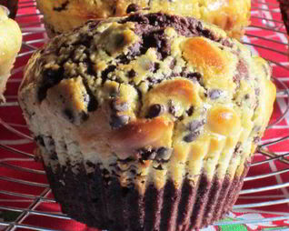 Шоколадные маффины с миндалем и сливочным сыром