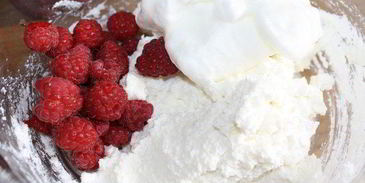 творожные маффины с малиной