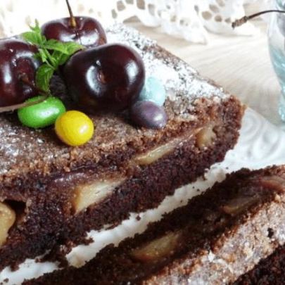 Шоколадный манник с карамелизованными яблоками