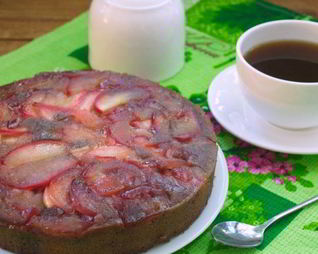 Шоколадный манник с карамельными яблоками