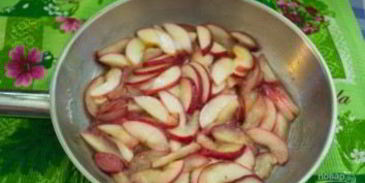 шоколадный манник с карамельными яблоками