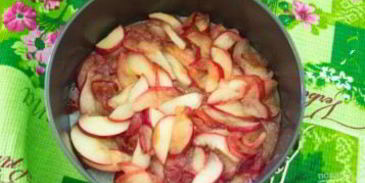 шоколадный манник с карамельными яблоками