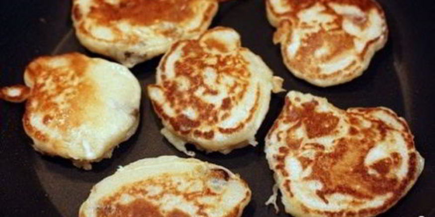 Рецепт дрожжевых оладушек на кислом молоке