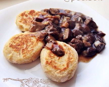 Картофельные оладьи с грибным соусом