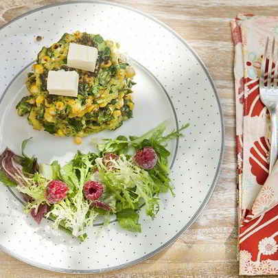 Кукурузные оладьи с овощами и сливочным сыром