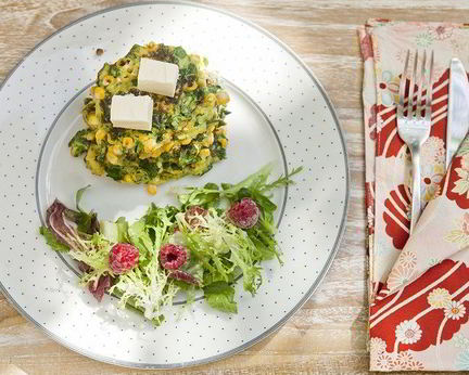 Кукурузные оладьи с овощами и сливочным сыром