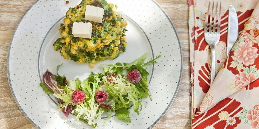 Рецепт кукурузных оладий с овощами и сливочным сыром