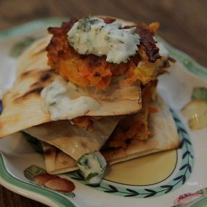 Морковные оладьи на хрустящих крекерах с йогуртовым соусом