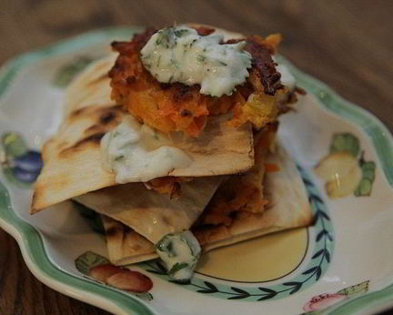 Морковные оладьи на хрустящих крекерах с йогуртовым соусом