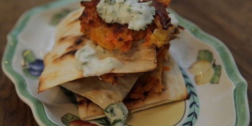 Рецепт морковных оладий на хрустящих крекерах с йогуртовым соусом