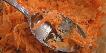 морковные оладьи на хрустящих крекерах с йогуртовым соусом