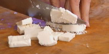 морковные оладьи на хрустящих крекерах с йогуртовым соусом