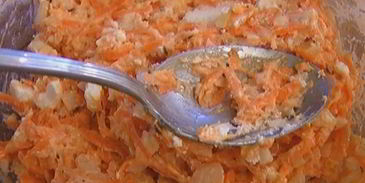 морковные оладьи на хрустящих крекерах с йогуртовым соусом