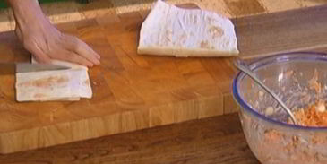 морковные оладьи на хрустящих крекерах с йогуртовым соусом