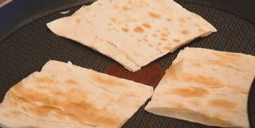 морковные оладьи на хрустящих крекерах с йогуртовым соусом