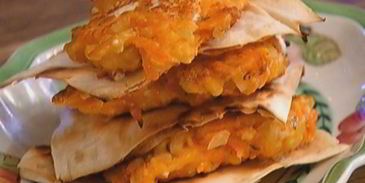 морковные оладьи на хрустящих крекерах с йогуртовым соусом