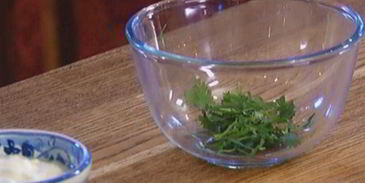 морковные оладьи на хрустящих крекерах с йогуртовым соусом