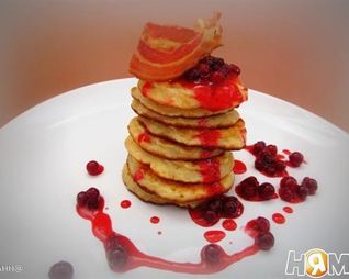 Овсяные оладьи с клюквенным соусом и беконом