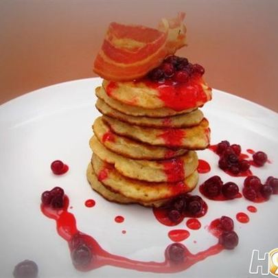Овсяные оладьи с клюквенным соусом и беконом