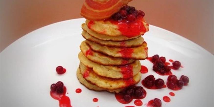Рецепт овсяных оладий с клюквенным соусом и беконом