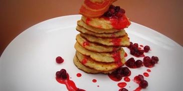 овсяные оладьи с клюквенным соусом и беконом