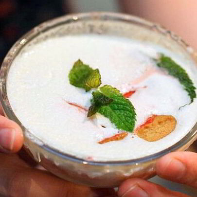 Парфе из клубники с имбирным печеньем и фреш-кремом