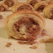 Рецепт Печенья из слоеного теста с орехами и изюмом