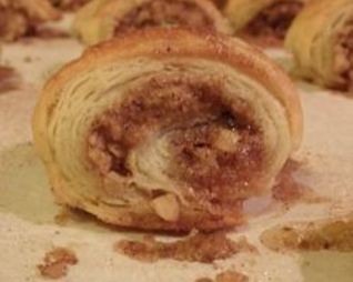 Печенье из слоеного теста с орехами и изюмом