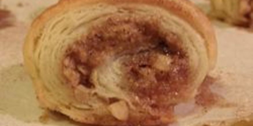 Рецепт печенья из слоеного теста с орехами и изюмом