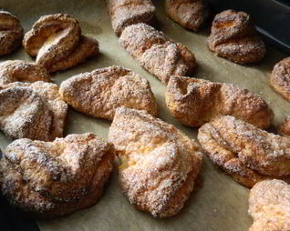 Печенье из творожного теста с медом и корицей