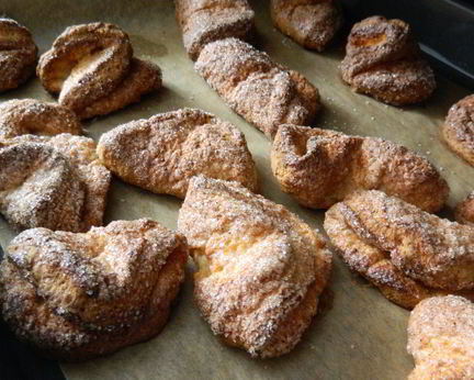 Печенье из творожного теста с медом и корицей