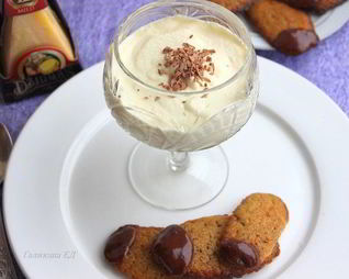 Сабайон с сырным печеньем в шоколаде и сыром Джюгас