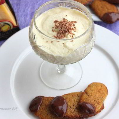 Сабайон с сырным печеньем в шоколаде и сыром Джюгас