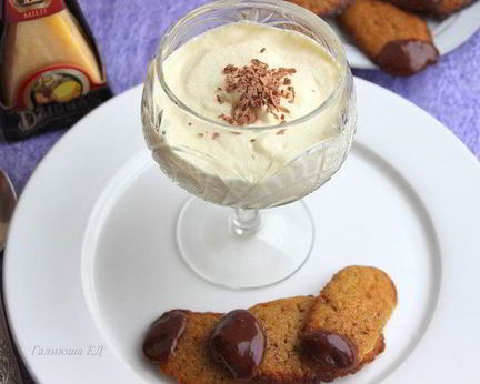 Сабайон с сырным печеньем в шоколаде и сыром Джюгас