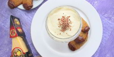 сабайон с сырным печеньем в шоколаде и сыром джюгас