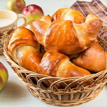 Сдобные рогалики с яблоками