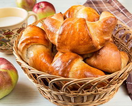 Сдобные рогалики с яблоками