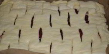 брусничный пирог из дрожжевого теста