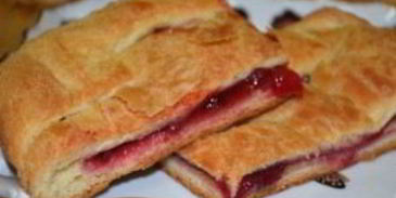 брусничный пирог из дрожжевого теста