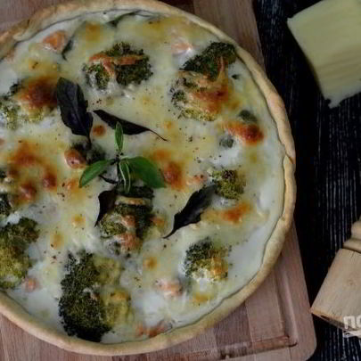 Киш с красной рыбой и брокколи