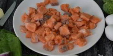 киш с красной рыбой и брокколи