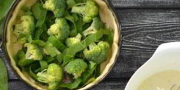 киш с красной рыбой и брокколи