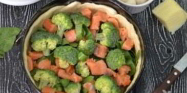 киш с красной рыбой и брокколи