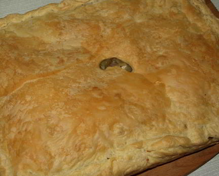 Кубите — слоеный пирог с курицей, картофелем и луком