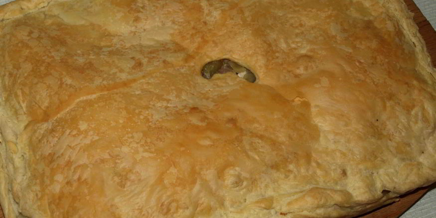 Рецепт кубите — слоеного пирога с курицей, картофелем и луком