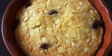 кукурузный пирог с творогом и вяленой клюквой