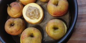 ореховый пирог с запеченными яблоками