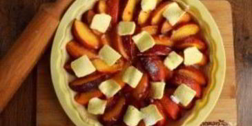 персиковый пирог на слоеном тесте