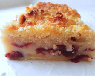 Пирог дровосека с клюквой, яблоками и кокосовым топпингом