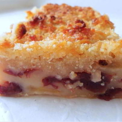 Пирог дровосека с клюквой, яблоками и кокосовым топпингом